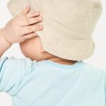 Vacances au soleil : pourquoi ne jamais oublier le chapeau anti-UV pour enfant ?